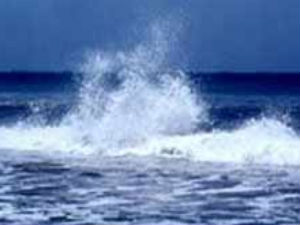 கடும் கடல் சீற்றம்.. காற்று வாங்க மெரீனாவுக்கு வந்த மக்கள் பீதி கடும் கடல் சீற்றம்.. காற்று வாங்க மெரீனாவுக்கு வந்த மக்கள் பீதி