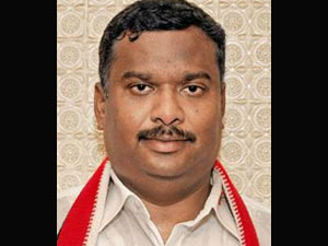 அமைச்சர் முன்னிலையில் அதிமுக வேட்பாளர் காரை சோதனையிட்ட போலீசார் அமைச்சர் முன்னிலையில் அதிமுக வேட்பாளர் காரை சோதனையிட்ட போலீசார்
