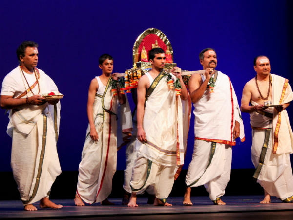 பல்லக்கில் பவனி வந்த முருகன்