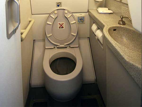07-1420621003-airlines-toilet34-600.jpg