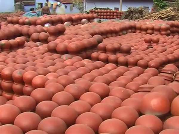 மண் வாசனை 12-1421047259-pongal-pot-manufacturing-on-full-swing-in-nellai-dt6-600