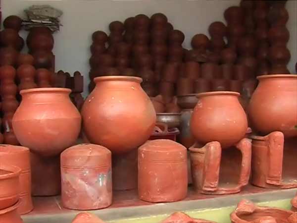 மண் வாசனை 12-1421047290-pongal-pot-manufacturing-on-full-swing-in-nellai-dt3-600