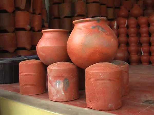 மண் வாசனை 12-1421047300-pongal-pot-manufacturing-on-full-swing-in-nellai-dt2-600