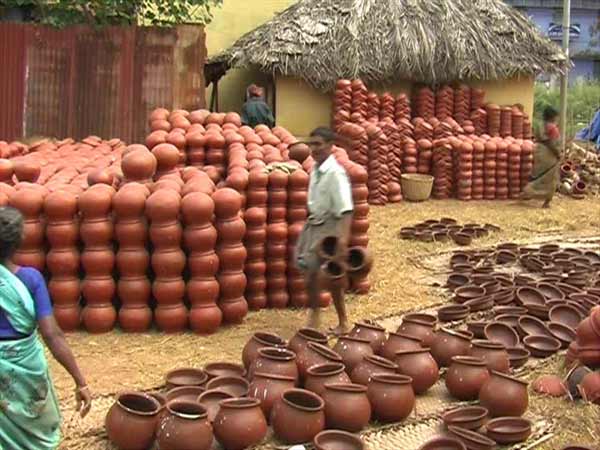 மண் வாசனை 12-1421047311-pongal-pot-manufacturing-on-full-swing-in-nellai-dt1-600
