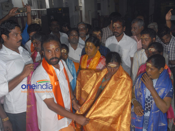 10 பேர் 'இந்து மதம்' திரும்பும் நிகழ்ச்சி- சென்னையில் பரபரப்பு! 10 பேர் 'இந்து மதம்' திரும்பும் நிகழ்ச்சி- சென்னையில் பரபரப்பு!