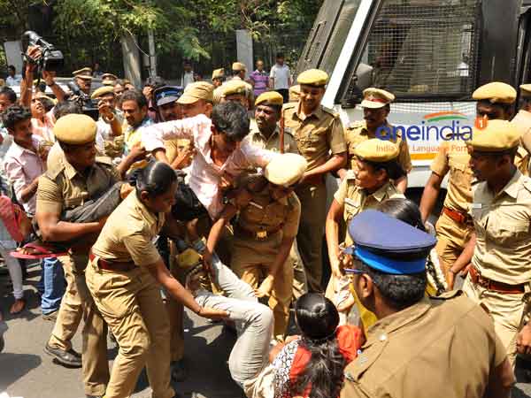 30-1432973396-dyfi-protests-against-ban-