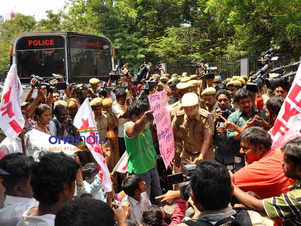 30-1432973431-dyfi-protests-against-ban-