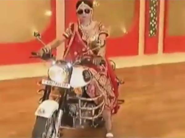 28-1453961019-bride-enters-wedding-hall-