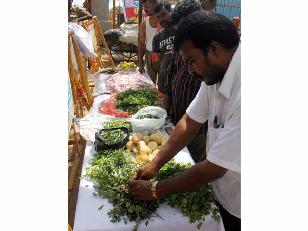 சமையலும் அங்குதான்: