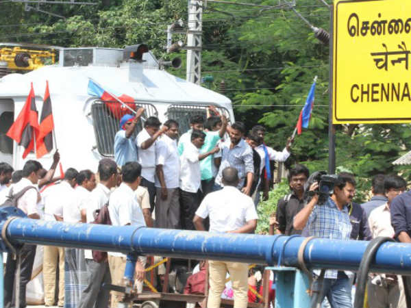 தண்டவாளத்தில் முழக்கம்