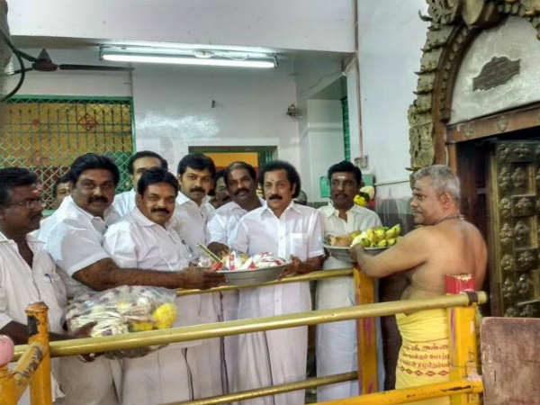 ADMK MLA Paramasivam performs Pooja for Jayalalithaa's recovery ADMK MLA Paramasivam performs Pooja for Jayalalithaa's recovery