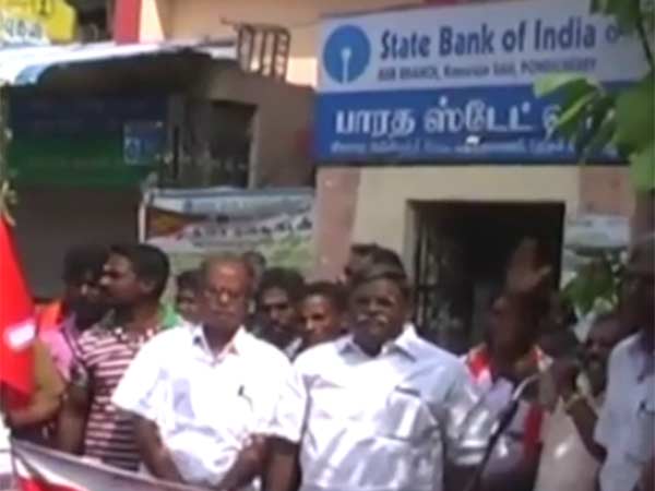 People seige a bank in Tuticorin People seige a bank in Tuticorin