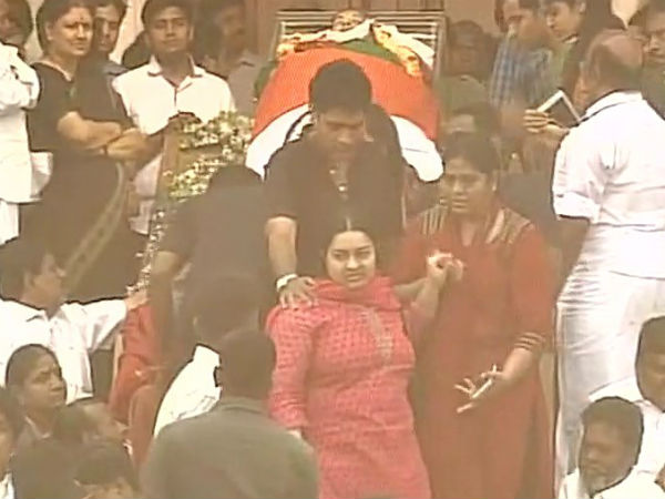 Deepa Jayakumar pays tribute to Jayalalithaa