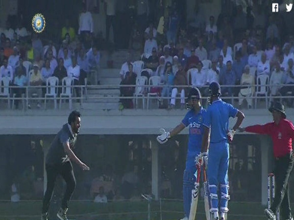Fan invades pitch to touch MS Dhoni's feet Fan invades pitch to touch MS Dhoni's feet