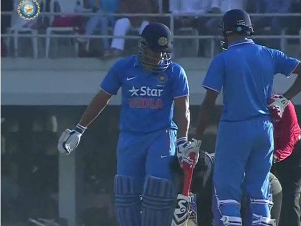 Fan invades pitch to touch MS Dhoni's feet Fan invades pitch to touch MS Dhoni's feet