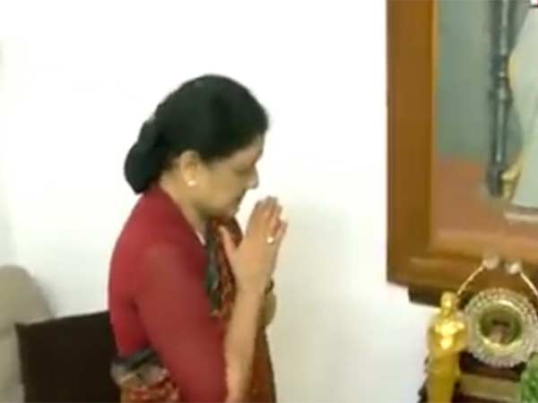 Sasikala paid tribute to the former Chief minister MGR in his Ramapuram Home