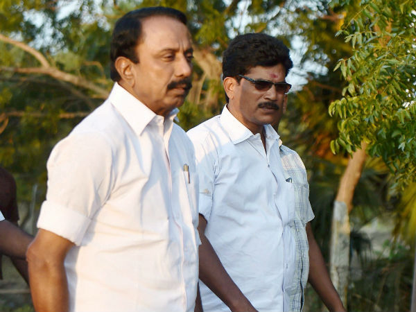 Sengottaiyan supporters oppose to Edapaadi Palanisamy