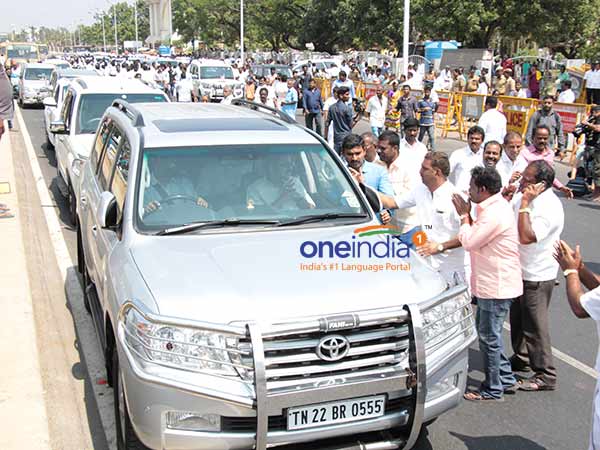 Sasikala and Ilavarasi both are travel in a same car to Bengaluru