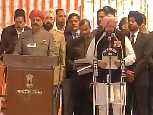 Punjab: Captain Amarinder Singh sworn in as chief minister, Navjot Singh Sidhu become minister Punjab: Captain Amarinder Singh sworn in as chief minister, Navjot Singh Sidhu become minister