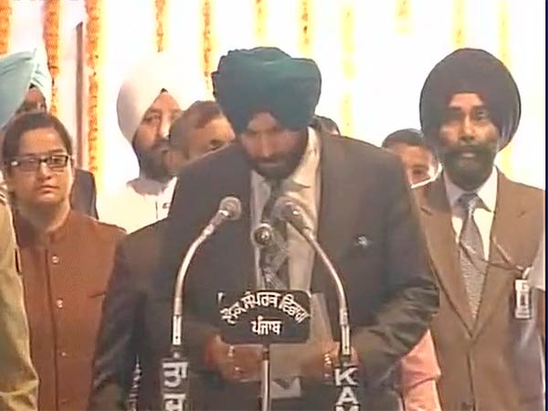 Punjab: Captain Amarinder Singh sworn in as chief minister, Navjot Singh Sidhu become minister Punjab: Captain Amarinder Singh sworn in as chief minister, Navjot Singh Sidhu become minister