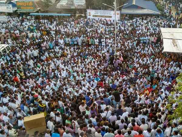 In Neduvasal women protesting in kummiyattam form