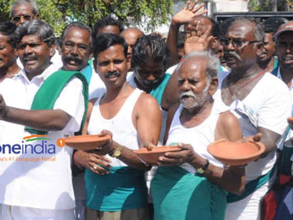 Tamil farmers protest in delhi for demanding drought fund Tamil farmers protest in delhi for demanding drought fund