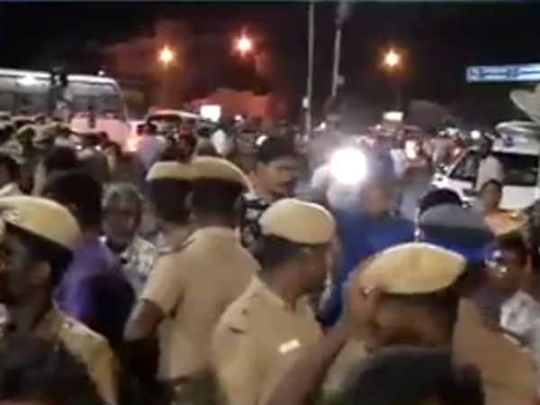 Patient's relatives protest aganist Doctors in Rajiv Gandhi Govt Hospital Patient's relatives protest aganist Doctors in Rajiv Gandhi Govt Hospital