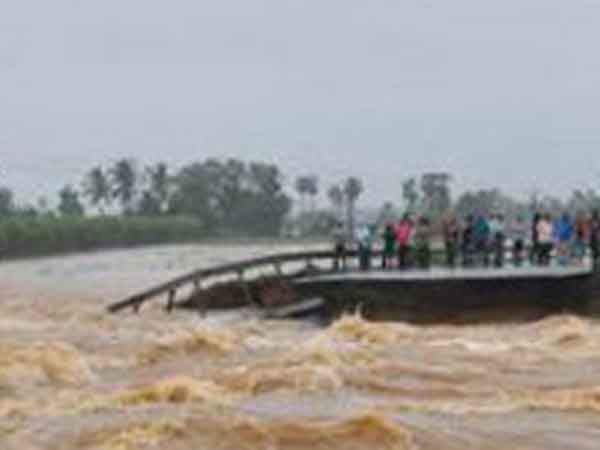 poeple are swiming in the water and cross the canel in Nellai poeple are swiming in the water and cross the canel in Nellai