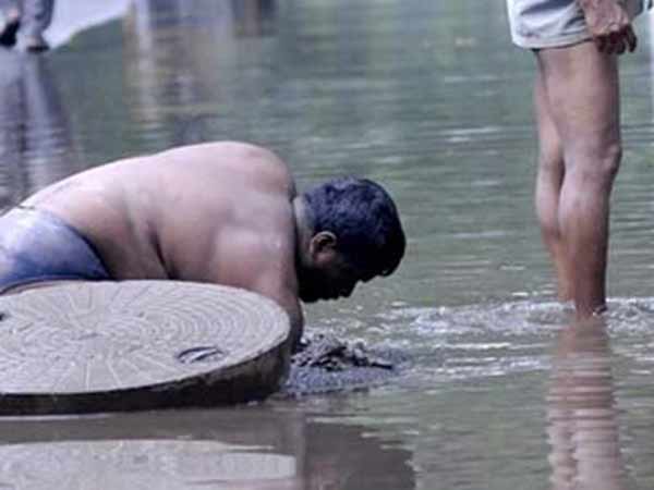 3 cleaning personnel killed by poison gas attacked while cleaning the underground drainage in Cuddalore 3 cleaning personnel killed by poison gas attacked while cleaning the underground drainage in Cuddalore