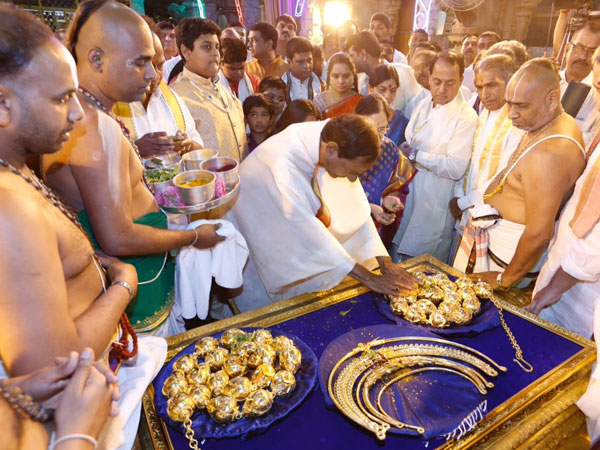 Hyderabad HC issued notices to K. Chandrasekhar Rao Hyderabad HC issued notices to K. Chandrasekhar Rao