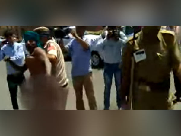 போலீசார் தடுப்பு