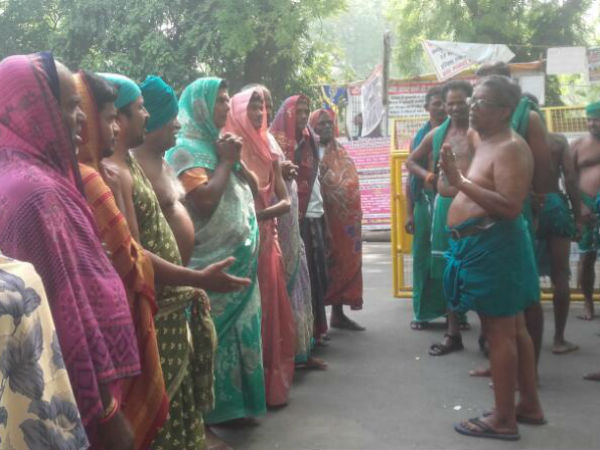சேலை அணிந்து போராட்டம்
