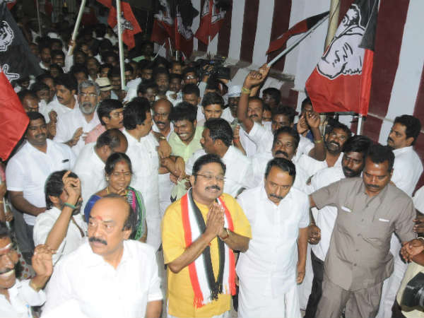 சொந்த காசில் சூனியம்
