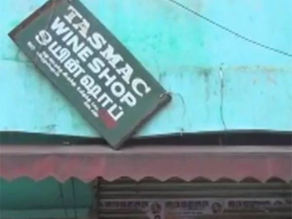 மதுக்கடையை சூறையாடிய மக்கள்