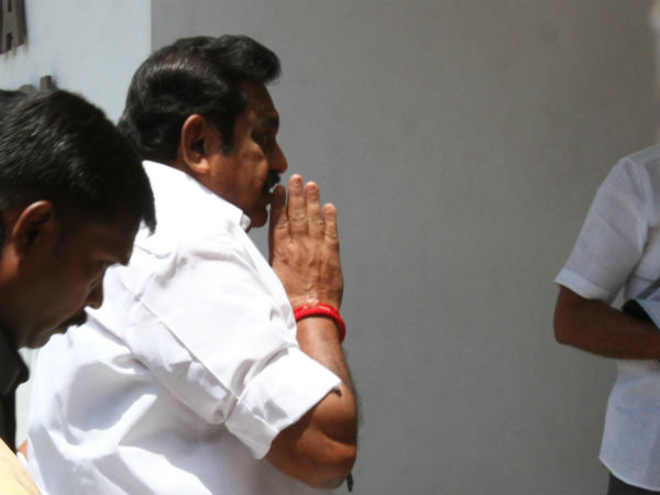 நழுவிய முதல்வர்