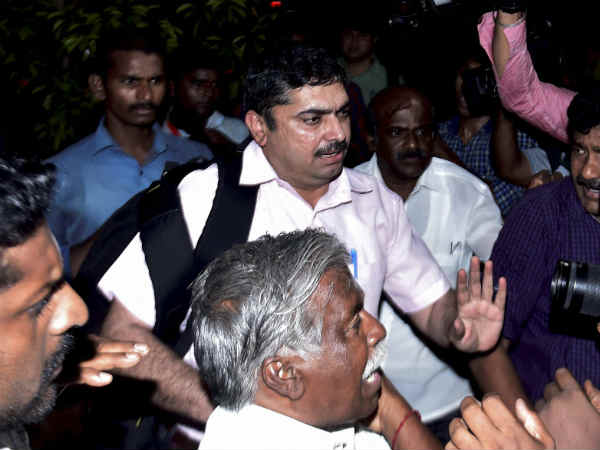 Delhi police to investigte Dinakaran on april 22nd Delhi police to investigte Dinakaran on april 22nd