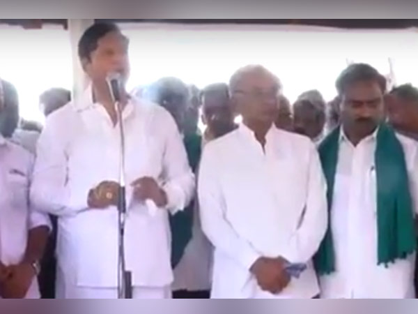 Students chase away DMK leaders in Tanjore Students chase away DMK leaders in Tanjore