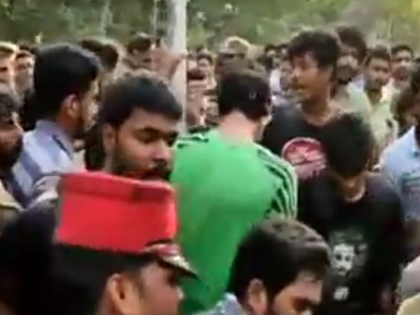 Collage students were protests against Tarun Vijay Collage students were protests against Tarun Vijay