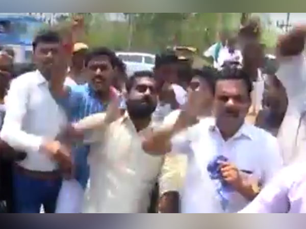 Students chase away DMK leaders in Tanjore Students chase away DMK leaders in Tanjore