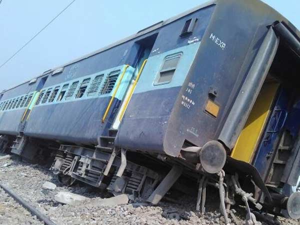Meerut-Lucknow Rajya Rani Express derails in UP Meerut-Lucknow Rajya Rani Express derails in UP
