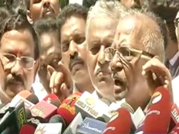 காலி செய்யப் பார்க்கிறார்கள்