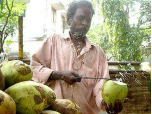 மொய்க்கும் மக்கள்