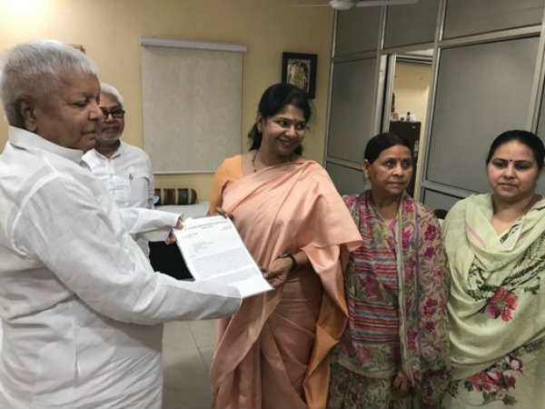 DMK MP Kanimozhi inviting Lalu prasad yadav for DMK Leader Karunanidhi's birth day 