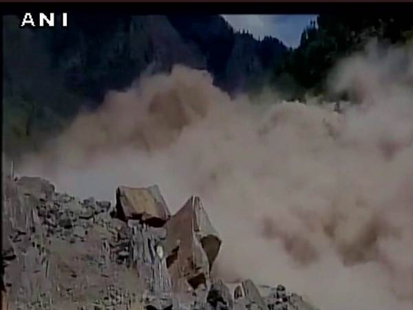 Landslide near Vishnuprayag on Badrinath route Landslide near Vishnuprayag on Badrinath route