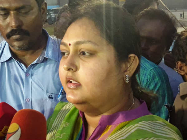 Actress Vindhya pays homage to Jayalalithaa Actress Vindhya pays homage to Jayalalithaa