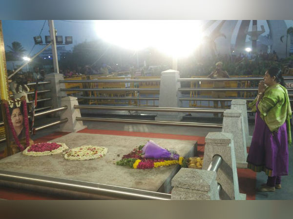 Vindhya comes to Jayalalithaa memorial with Mangoes Vindhya comes to Jayalalithaa memorial with Mangoes