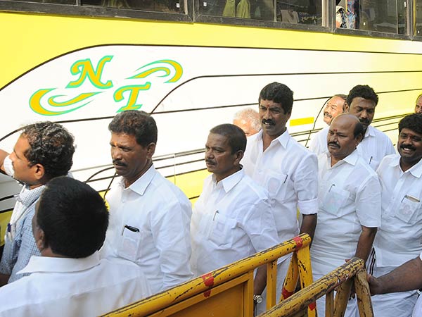 கூவத்தூரில் எம்எல்ஏக்கல்