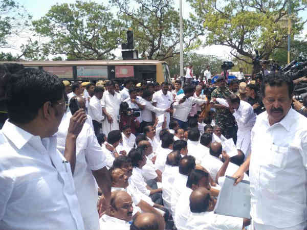 சாலை மறியல்