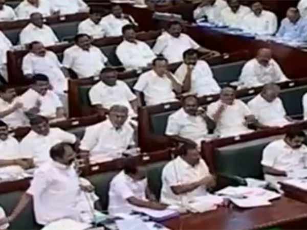 அமளி துமளியான அவை