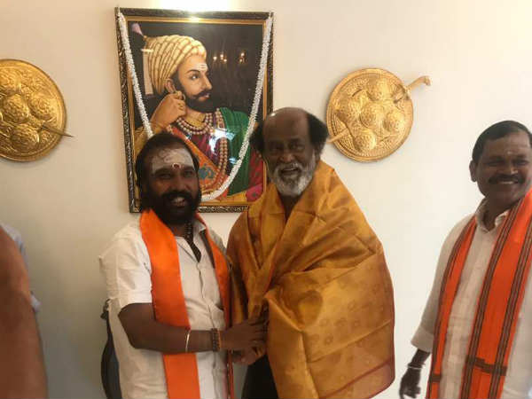 வீரசிவாஜி படம், வீரவாள்கள்